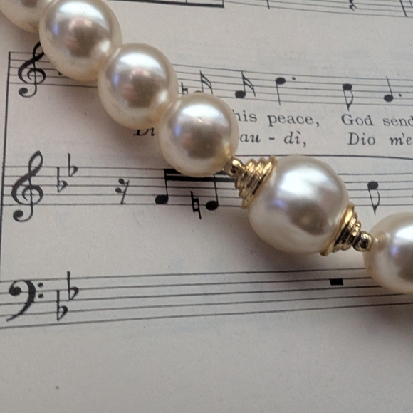 Vintage Faux Pearl Necklace - Picture 7 of 16